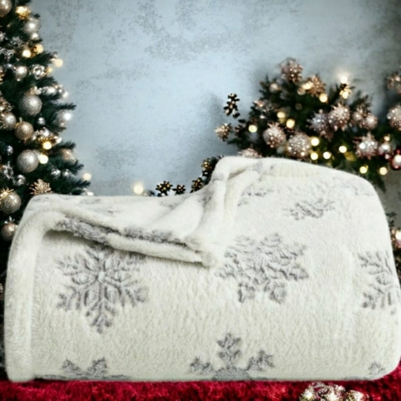 Snowflake Plush Blanket White Grey Winter Lap Throw Bed Christmas 72" X 60"  NWT - Picture 3 of 9
